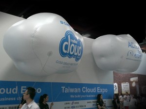 展場空飄雲朵氣球